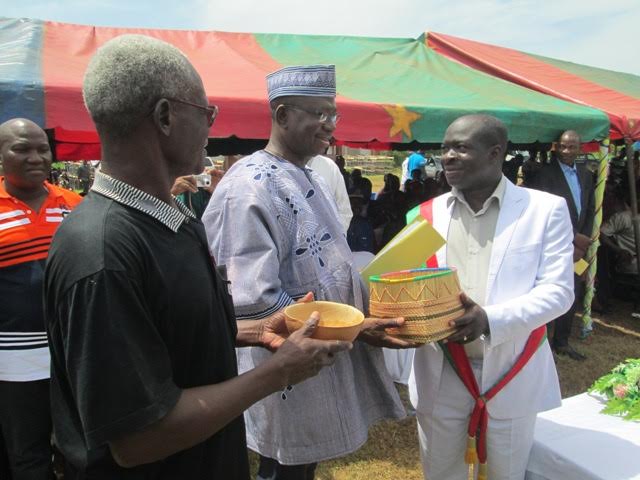 Les tessortissants du Sud- Ouest remettant une callebasse symbolique au nouveau maire. 
