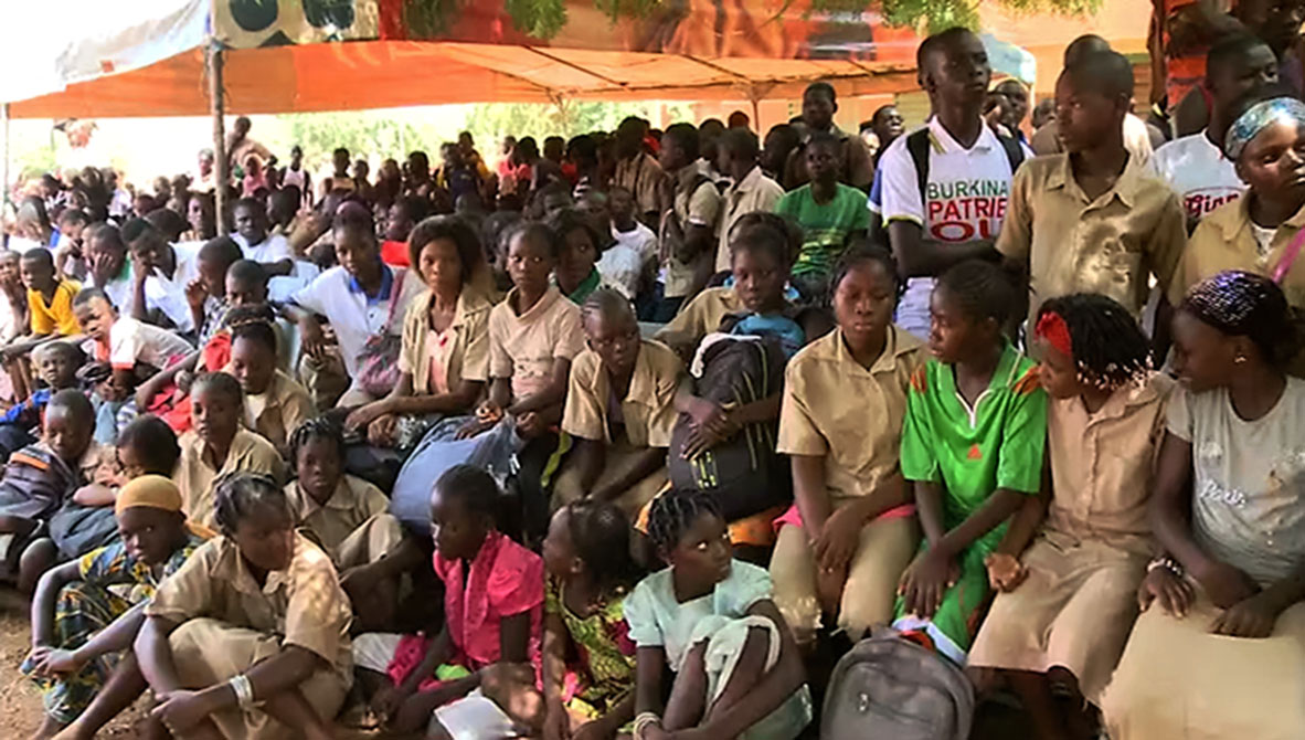 Les élèves du Lycée Yadéga dans la nouvelle salle de classe