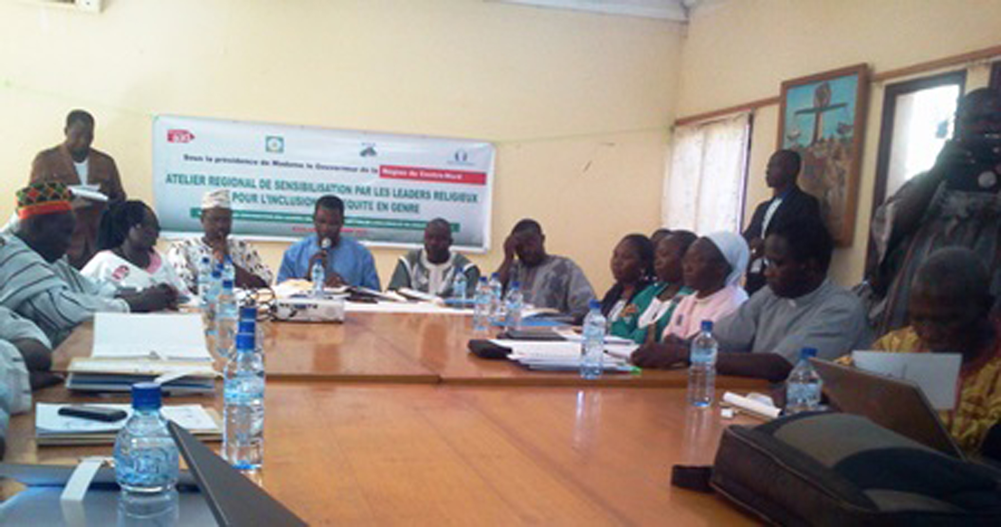 Vue partielle des participants à l’ouverture de l’atelier par Abdoulaye Zeba, Secrétaire général de la région du Centre-Nord (milieu).