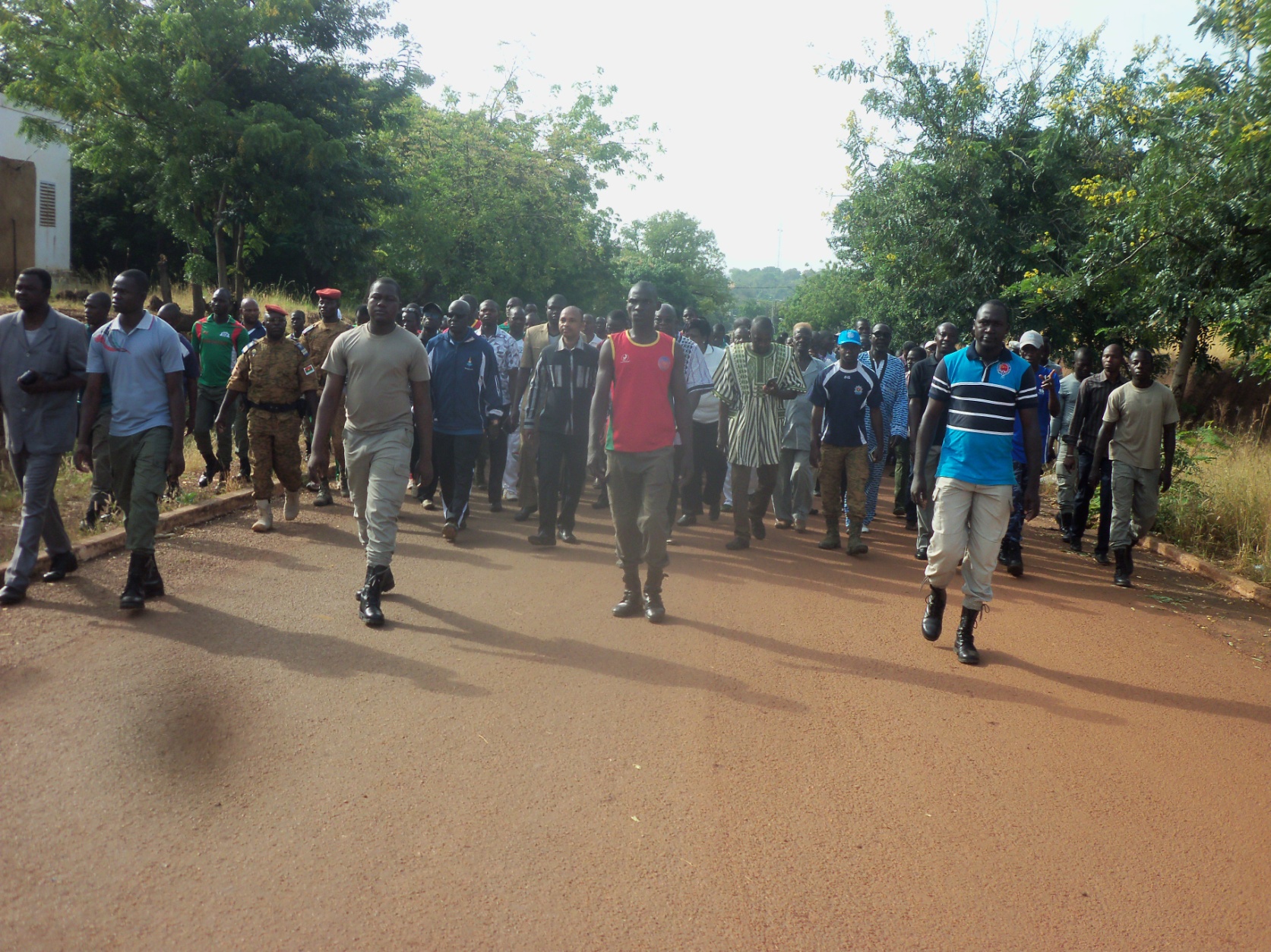 Marche des autorités et de la population à Gaoua lors de la commémoration du 2ème anniversaire de l’insurrection populaire.