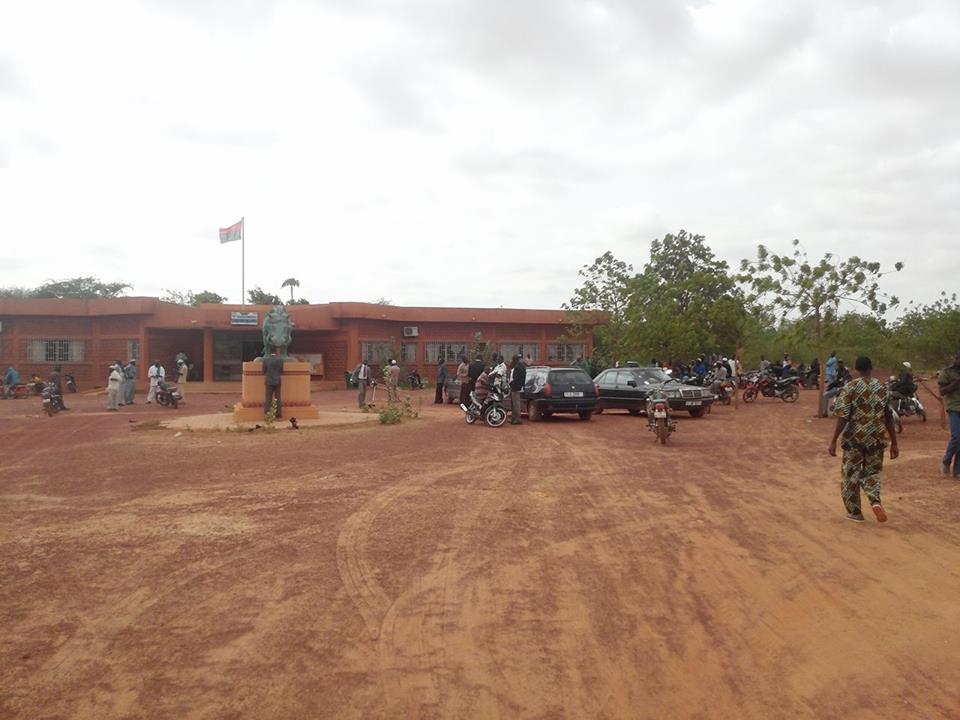 L'hôtel de ville de Titao sous surveillance policière.