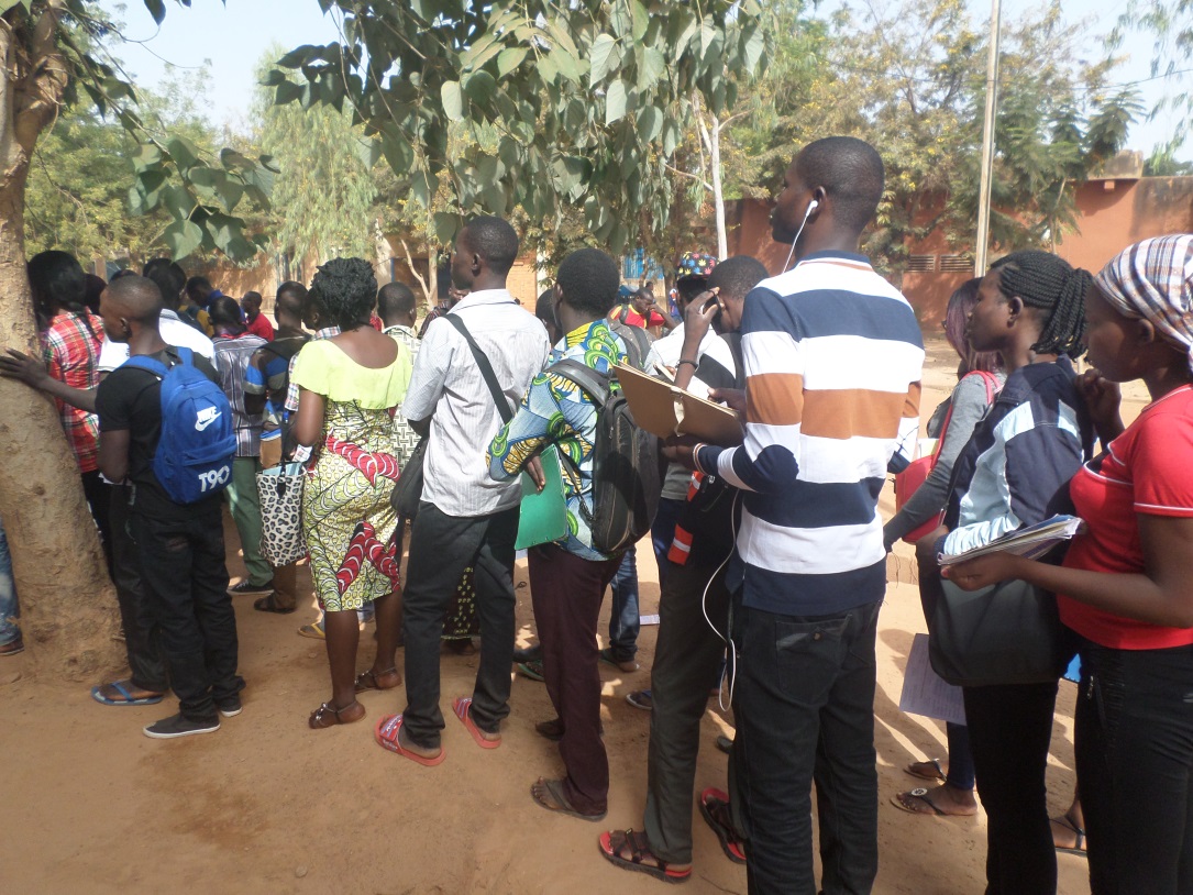 Les étudiants en attente devant les guichets d’inscriptions.