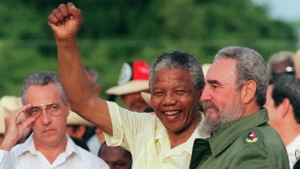 1-Nelson Mandela, Madiba au côté de Fidel CASTRO.