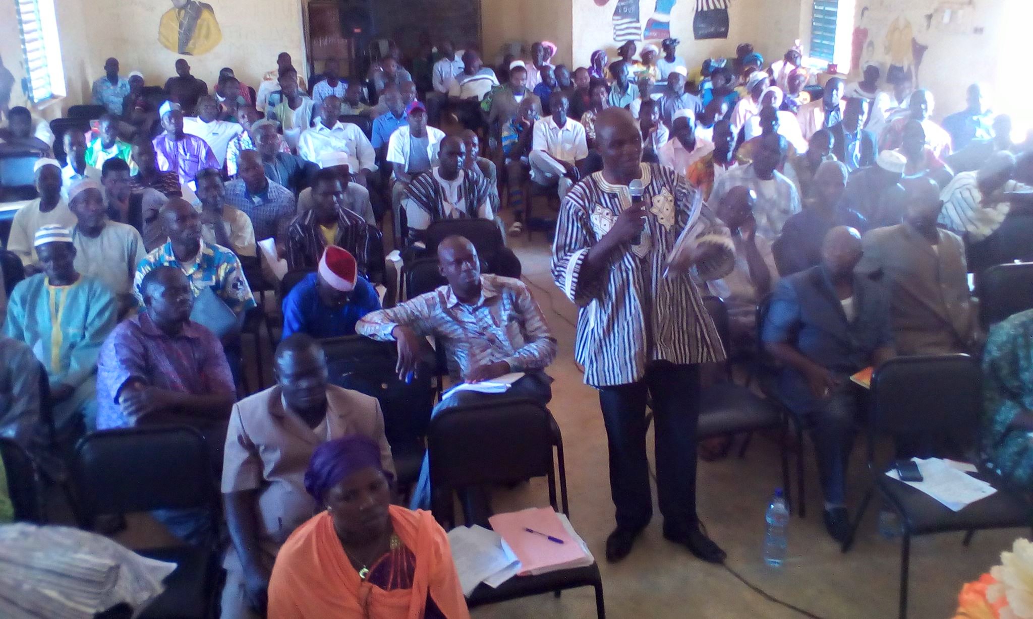 L’ordonnateur, Boukaré Ouédraogo, exposant les documents budgétaire à l’organe délibérant de la commune de Kaya.