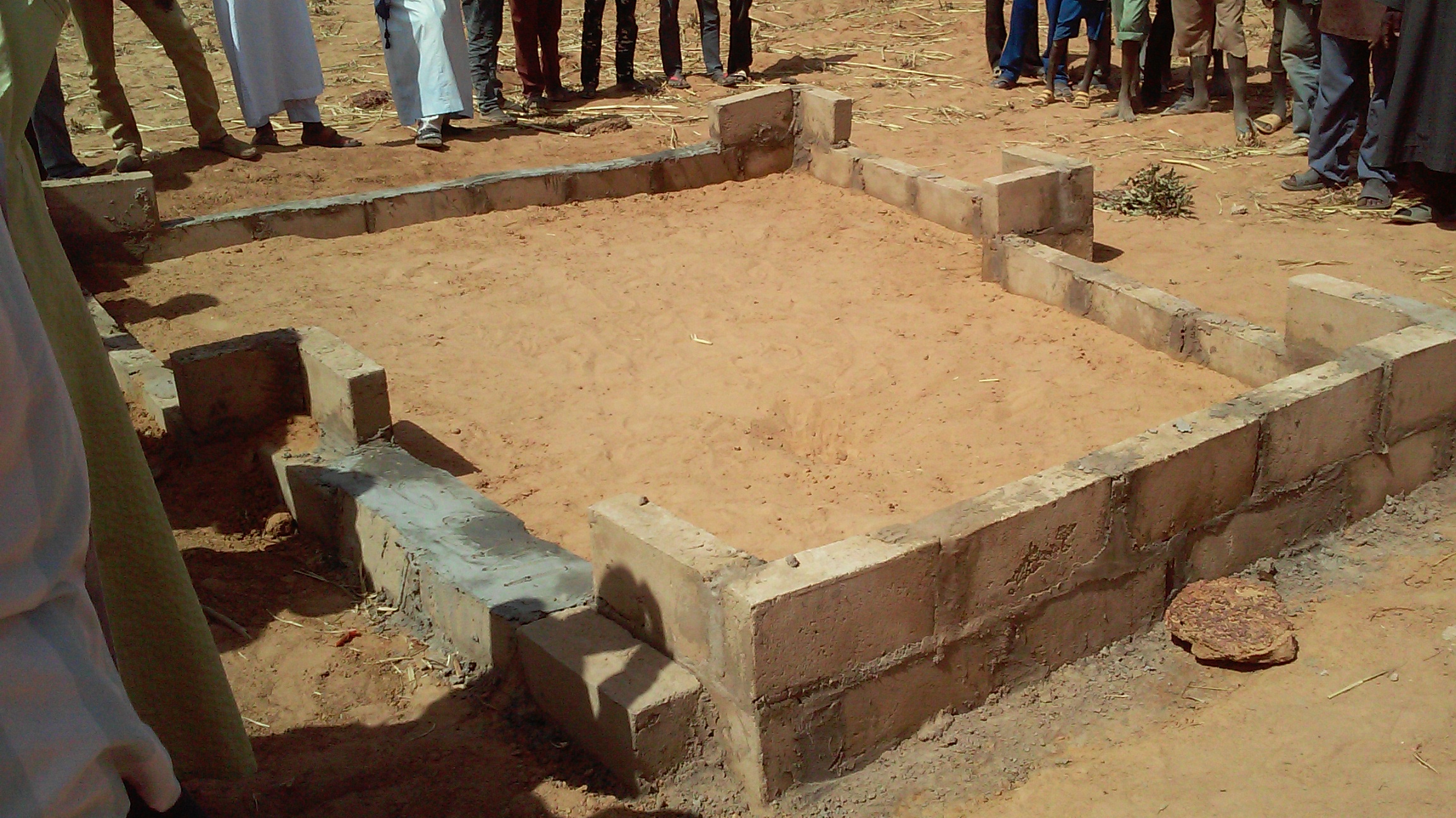 Les photos du site de la chute matérialisé par une écriture en arabe. 