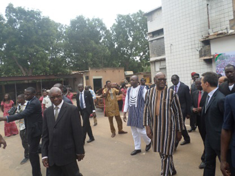 Le président Roch KABORE, les membres du gouvernement, les représentants diplomatiques dans l’enceinte de l’assemblée pour  le recueillement.