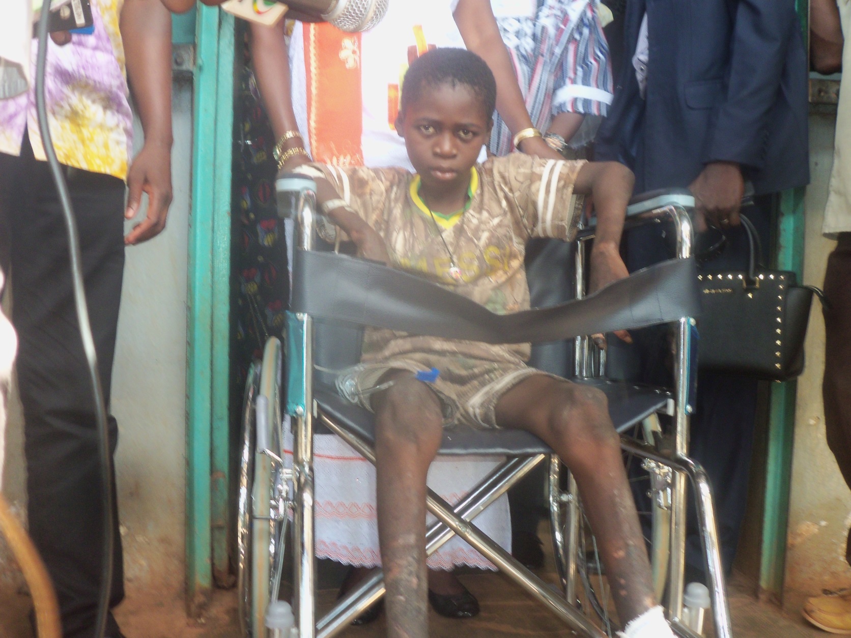 Roland Somé sur un fauteuil roulant.