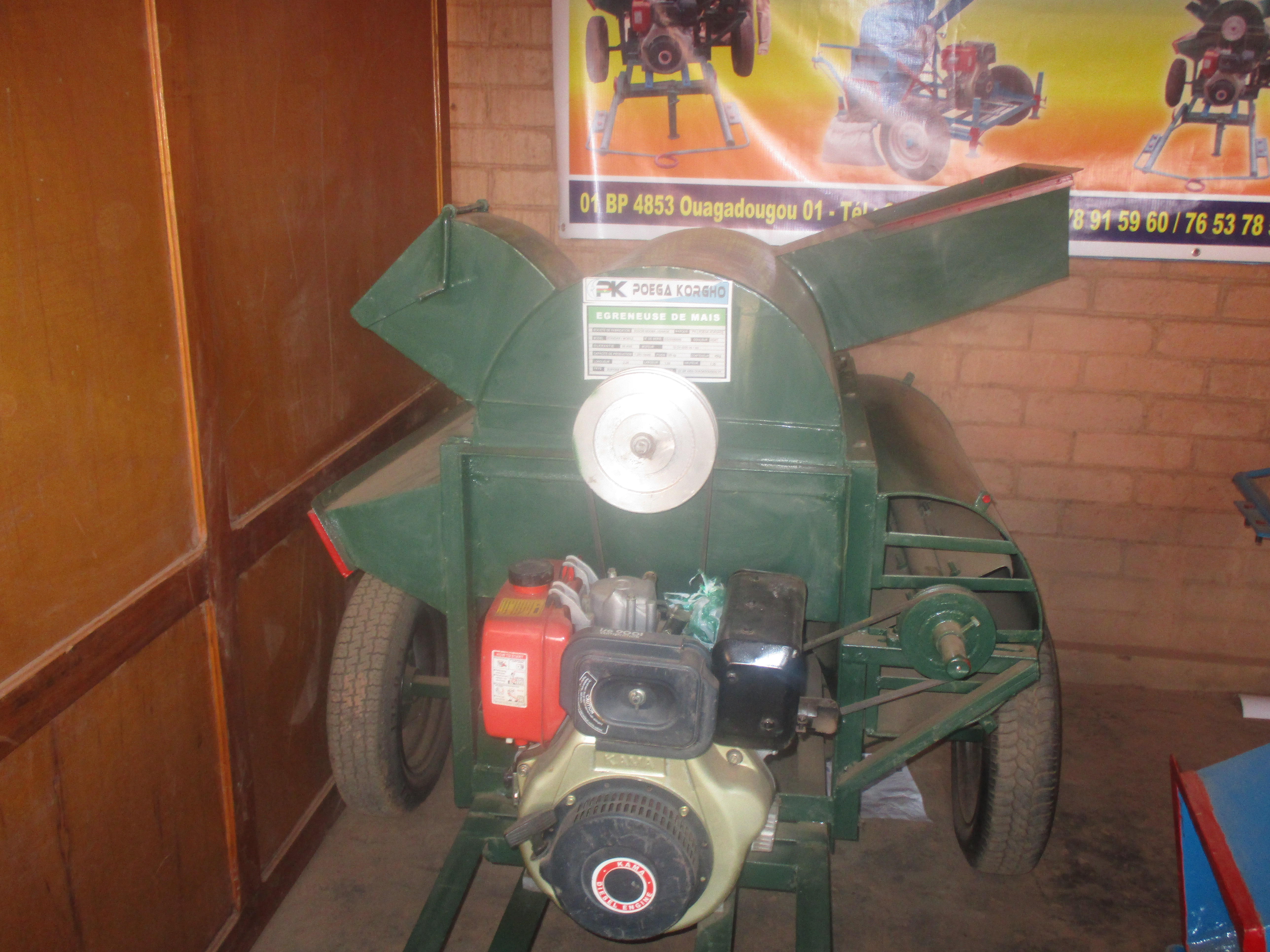 Machine égreneuse de maïs.