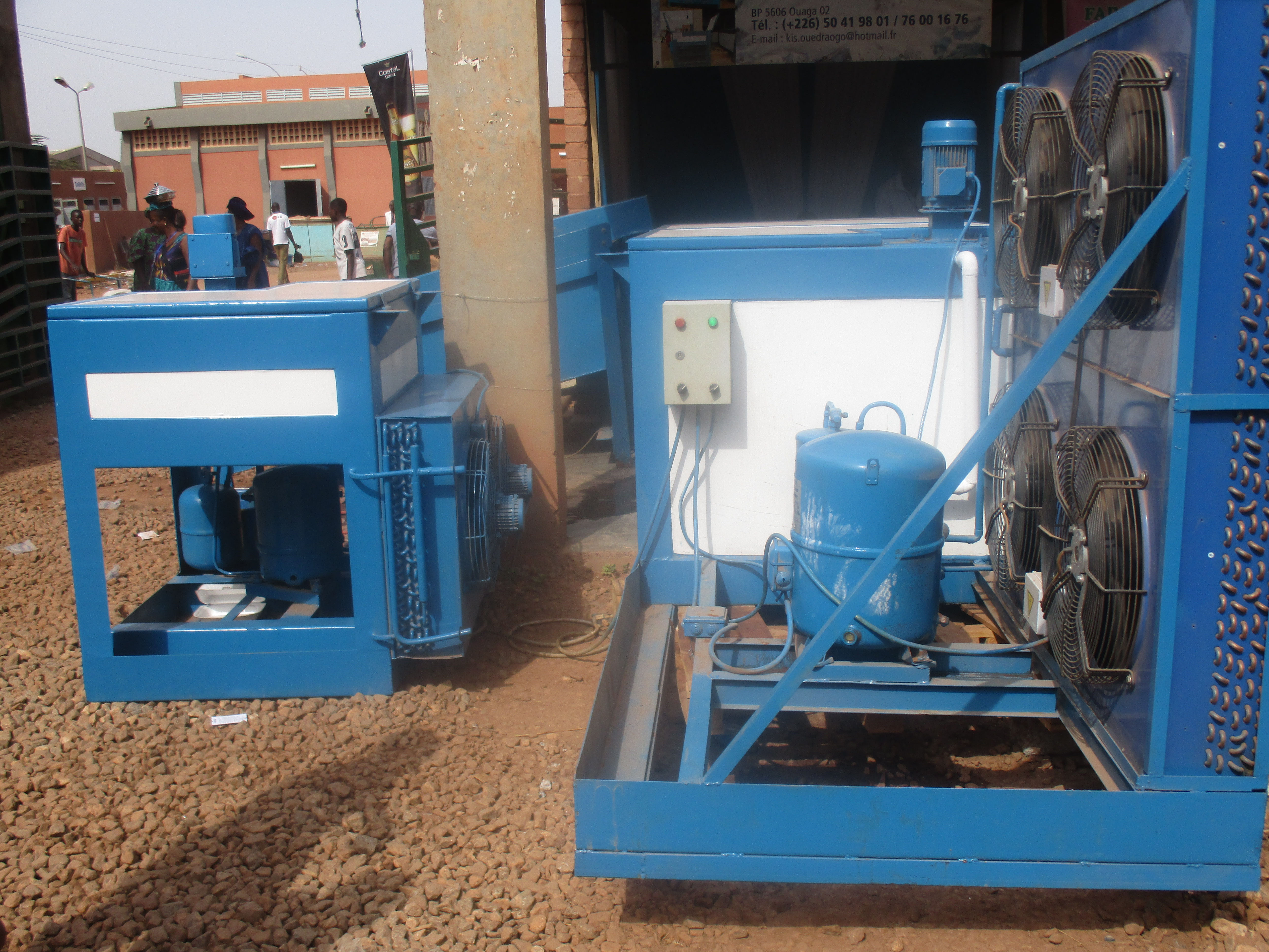 Les deux machines de fabrique de glace.