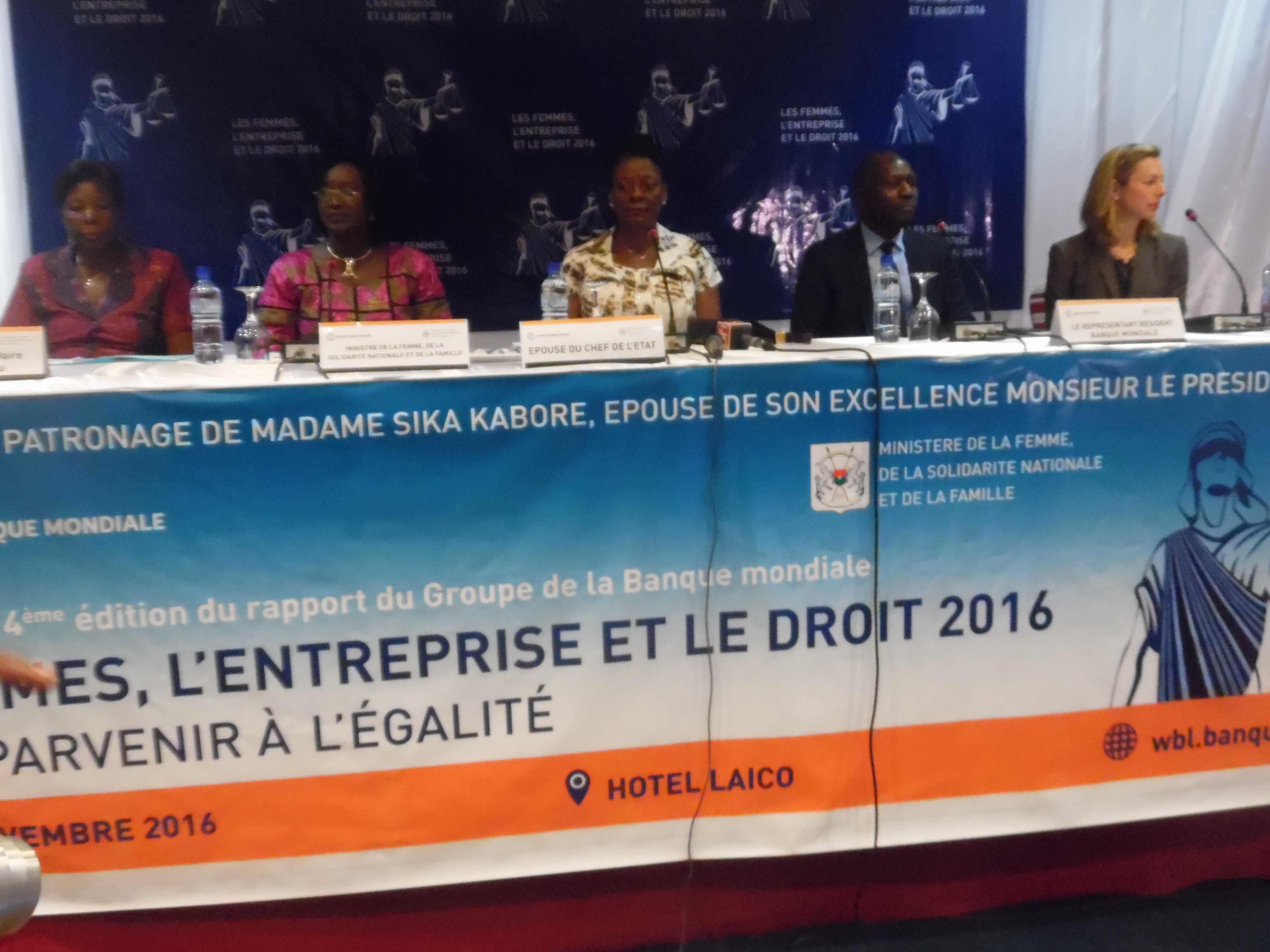 L’atelier a été tenu sous le haut patronage de l’épouse du Chef de l’Etat, Sika Kaboré(Milieu).