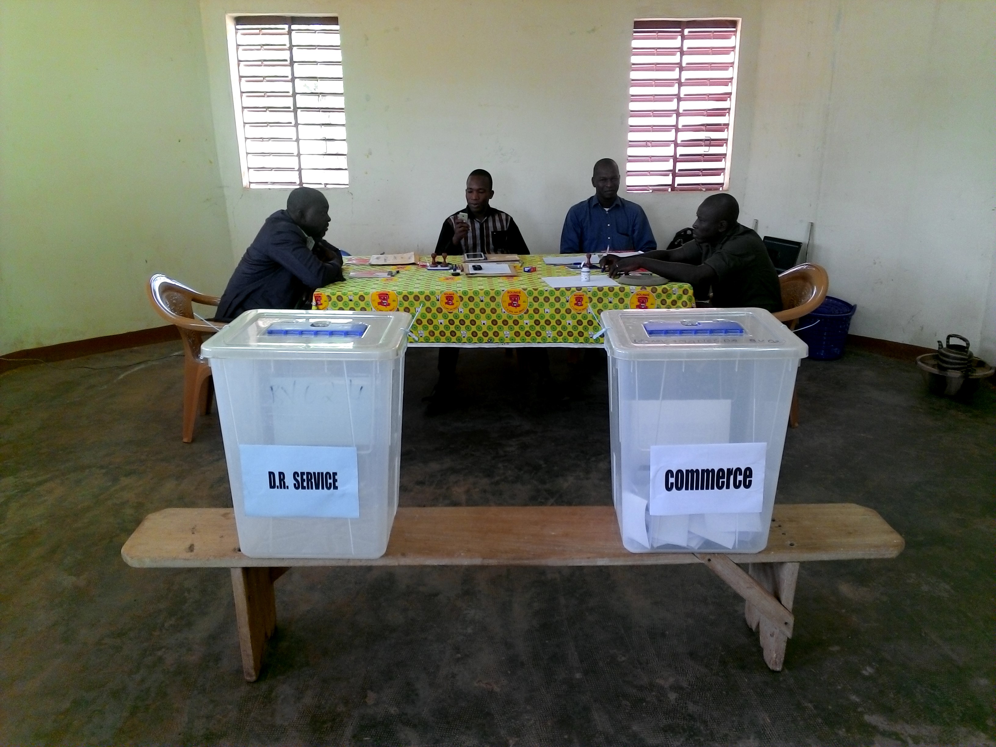 les-membres-du-bureau-de-vote-consulaire