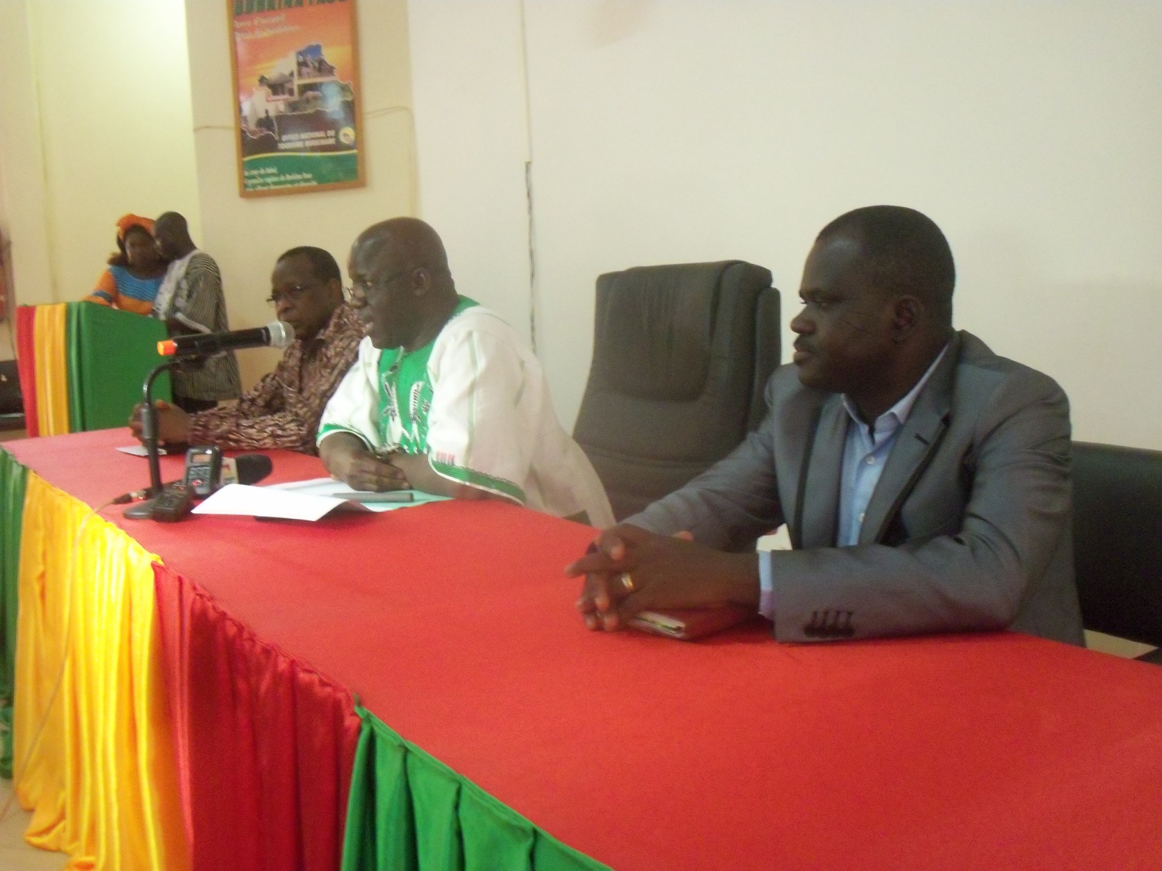 Présidium pendant l’installation des membres consulaires.